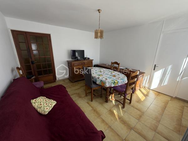 Venez découvrir cet agréable appartement F4, situé au sein d’une résidence sécurisée et au calme, offrant une belle luminosité grâce à ses nombreuses fenêtres et ouvertures.

L’appartement dispose actuellement de 3 chambres et offre une configuration particulièrement intéressante : il est possible de le transformer très facilement en F3 avec peu de travaux, afin de supprimer une chambre et ainsi agrandir considérablement la pièce de vie. Une belle opportunité pour créer un espace salon/salle à manger plus vaste et convivial, selon vos envies.

La cuisine, récente et moderne, a été pensée pour être à la fois esthétique, fonctionnelle et pratique au quotidien.

L’appartement bénéficie également de précieux espaces annexes avec une cave ainsi qu’un garage privatif, apportant un véritable confort supplémentaire pour le rangement et le stationnement.

La résidence fait actuellement l’objet d’une procédure en cours concernant des travaux d’isolation, un projet qui pourra contribuer à l’amélioration du confort thermique de l'ensemble immobilier.

Les + du bien :
Appartement F4 – 3 chambres
Possibilité de transformation facile en F3 avec grande pièce de vie
Appartement lumineux grâce aux multiples fenêtres
Cuisine récente, moderne et fonctionnelle
Garage privatif
Cave
Résidence sécurisée
Environnement calme
Projet de travaux d’isolation en cours au sein de la résidence
Beau potentiel d’aménagement

✨ Un appartement fonctionnel, lumineux et modulable, idéal pour une famille comme pour des acquéreurs recherchant une grande pièce de vie.