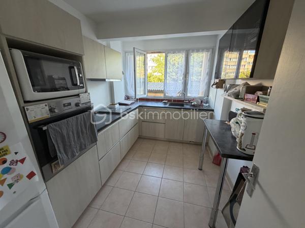 Venez découvrir cet agréable appartement F4, situé au sein d’une résidence sécurisée et au calme, offrant une belle luminosité grâce à ses nombreuses fenêtres et ouvertures.

L’appartement dispose actuellement de 3 chambres et offre une configuration particulièrement intéressante : il est possible de le transformer très facilement en F3 avec peu de travaux, afin de supprimer une chambre et ainsi agrandir considérablement la pièce de vie. Une belle opportunité pour créer un espace salon/salle à manger plus vaste et convivial, selon vos envies.

La cuisine, récente et moderne, a été pensée pour être à la fois esthétique, fonctionnelle et pratique au quotidien.

L’appartement bénéficie également de précieux espaces annexes avec une cave ainsi qu’un garage privatif, apportant un véritable confort supplémentaire pour le rangement et le stationnement.

La résidence fait actuellement l’objet d’une procédure en cours concernant des travaux d’isolation, un projet qui pourra contribuer à l’amélioration du confort thermique de l'ensemble immobilier.

Les + du bien :
Appartement F4 – 3 chambres
Possibilité de transformation facile en F3 avec grande pièce de vie
Appartement lumineux grâce aux multiples fenêtres
Cuisine récente, moderne et fonctionnelle
Garage privatif
Cave
Résidence sécurisée
Environnement calme
Projet de travaux d’isolation en cours au sein de la résidence
Beau potentiel d’aménagement

✨ Un appartement fonctionnel, lumineux et modulable, idéal pour une famille comme pour des acquéreurs recherchant une grande pièce de vie.
