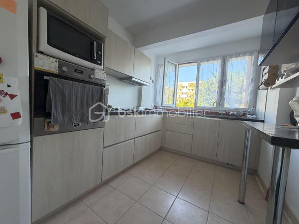 Venez découvrir cet agréable appartement F4, situé au sein d’une résidence sécurisée et au calme, offrant une belle luminosité grâce à ses nombreuses fenêtres et ouvertures.

L’appartement dispose actuellement de 3 chambres et offre une configuration particulièrement intéressante : il est possible de le transformer très facilement en F3 avec peu de travaux, afin de supprimer une chambre et ainsi agrandir considérablement la pièce de vie. Une belle opportunité pour créer un espace salon/salle à manger plus vaste et convivial, selon vos envies.

La cuisine, récente et moderne, a été pensée pour être à la fois esthétique, fonctionnelle et pratique au quotidien.

L’appartement bénéficie également de précieux espaces annexes avec une cave ainsi qu’un garage privatif, apportant un véritable confort supplémentaire pour le rangement et le stationnement.

La résidence fait actuellement l’objet d’une procédure en cours concernant des travaux d’isolation, un projet qui pourra contribuer à l’amélioration du confort thermique de l'ensemble immobilier.

Les + du bien :
Appartement F4 – 3 chambres
Possibilité de transformation facile en F3 avec grande pièce de vie
Appartement lumineux grâce aux multiples fenêtres
Cuisine récente, moderne et fonctionnelle
Garage privatif
Cave
Résidence sécurisée
Environnement calme
Projet de travaux d’isolation en cours au sein de la résidence
Beau potentiel d’aménagement

✨ Un appartement fonctionnel, lumineux et modulable, idéal pour une famille comme pour des acquéreurs recherchant une grande pièce de vie.