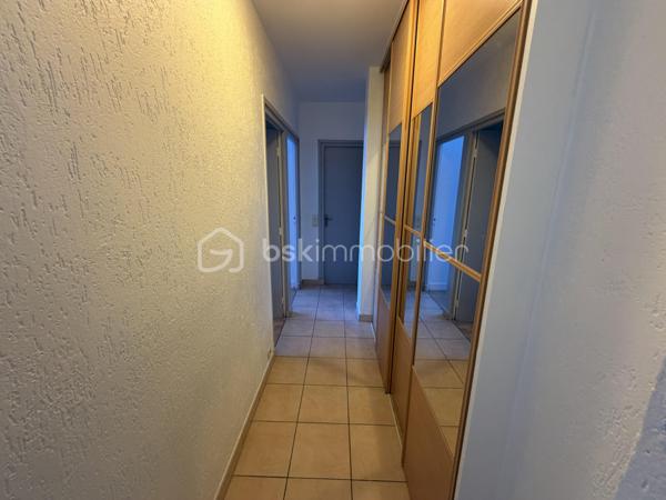 Venez découvrir cet agréable appartement F4, situé au sein d’une résidence sécurisée et au calme, offrant une belle luminosité grâce à ses nombreuses fenêtres et ouvertures.

L’appartement dispose actuellement de 3 chambres et offre une configuration particulièrement intéressante : il est possible de le transformer très facilement en F3 avec peu de travaux, afin de supprimer une chambre et ainsi agrandir considérablement la pièce de vie. Une belle opportunité pour créer un espace salon/salle à manger plus vaste et convivial, selon vos envies.

La cuisine, récente et moderne, a été pensée pour être à la fois esthétique, fonctionnelle et pratique au quotidien.

L’appartement bénéficie également de précieux espaces annexes avec une cave ainsi qu’un garage privatif, apportant un véritable confort supplémentaire pour le rangement et le stationnement.

La résidence fait actuellement l’objet d’une procédure en cours concernant des travaux d’isolation, un projet qui pourra contribuer à l’amélioration du confort thermique de l'ensemble immobilier.

Les + du bien :
Appartement F4 – 3 chambres
Possibilité de transformation facile en F3 avec grande pièce de vie
Appartement lumineux grâce aux multiples fenêtres
Cuisine récente, moderne et fonctionnelle
Garage privatif
Cave
Résidence sécurisée
Environnement calme
Projet de travaux d’isolation en cours au sein de la résidence
Beau potentiel d’aménagement

✨ Un appartement fonctionnel, lumineux et modulable, idéal pour une famille comme pour des acquéreurs recherchant une grande pièce de vie.