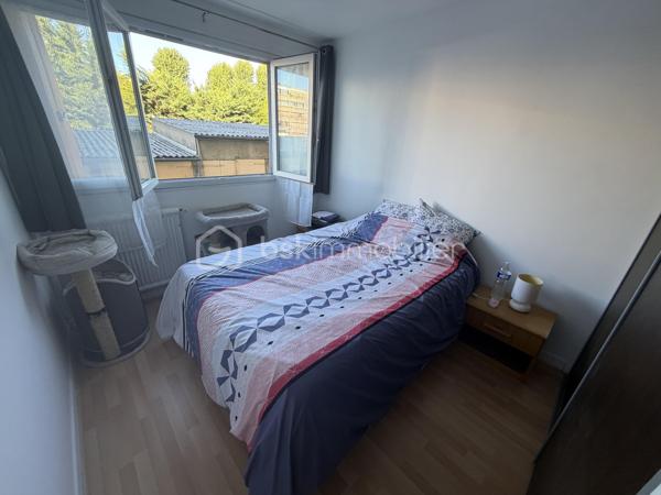 Venez découvrir cet agréable appartement F4, situé au sein d’une résidence sécurisée et au calme, offrant une belle luminosité grâce à ses nombreuses fenêtres et ouvertures.

L’appartement dispose actuellement de 3 chambres et offre une configuration particulièrement intéressante : il est possible de le transformer très facilement en F3 avec peu de travaux, afin de supprimer une chambre et ainsi agrandir considérablement la pièce de vie. Une belle opportunité pour créer un espace salon/salle à manger plus vaste et convivial, selon vos envies.

La cuisine, récente et moderne, a été pensée pour être à la fois esthétique, fonctionnelle et pratique au quotidien.

L’appartement bénéficie également de précieux espaces annexes avec une cave ainsi qu’un garage privatif, apportant un véritable confort supplémentaire pour le rangement et le stationnement.

La résidence fait actuellement l’objet d’une procédure en cours concernant des travaux d’isolation, un projet qui pourra contribuer à l’amélioration du confort thermique de l'ensemble immobilier.

Les + du bien :
Appartement F4 – 3 chambres
Possibilité de transformation facile en F3 avec grande pièce de vie
Appartement lumineux grâce aux multiples fenêtres
Cuisine récente, moderne et fonctionnelle
Garage privatif
Cave
Résidence sécurisée
Environnement calme
Projet de travaux d’isolation en cours au sein de la résidence
Beau potentiel d’aménagement

✨ Un appartement fonctionnel, lumineux et modulable, idéal pour une famille comme pour des acquéreurs recherchant une grande pièce de vie.