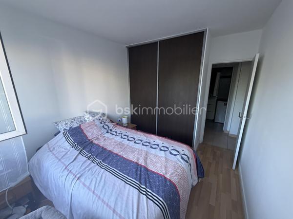 Venez découvrir cet agréable appartement F4, situé au sein d’une résidence sécurisée et au calme, offrant une belle luminosité grâce à ses nombreuses fenêtres et ouvertures.

L’appartement dispose actuellement de 3 chambres et offre une configuration particulièrement intéressante : il est possible de le transformer très facilement en F3 avec peu de travaux, afin de supprimer une chambre et ainsi agrandir considérablement la pièce de vie. Une belle opportunité pour créer un espace salon/salle à manger plus vaste et convivial, selon vos envies.

La cuisine, récente et moderne, a été pensée pour être à la fois esthétique, fonctionnelle et pratique au quotidien.

L’appartement bénéficie également de précieux espaces annexes avec une cave ainsi qu’un garage privatif, apportant un véritable confort supplémentaire pour le rangement et le stationnement.

La résidence fait actuellement l’objet d’une procédure en cours concernant des travaux d’isolation, un projet qui pourra contribuer à l’amélioration du confort thermique de l'ensemble immobilier.

Les + du bien :
Appartement F4 – 3 chambres
Possibilité de transformation facile en F3 avec grande pièce de vie
Appartement lumineux grâce aux multiples fenêtres
Cuisine récente, moderne et fonctionnelle
Garage privatif
Cave
Résidence sécurisée
Environnement calme
Projet de travaux d’isolation en cours au sein de la résidence
Beau potentiel d’aménagement

✨ Un appartement fonctionnel, lumineux et modulable, idéal pour une famille comme pour des acquéreurs recherchant une grande pièce de vie.