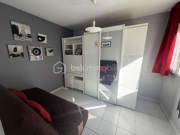 Venez découvrir cet agréable appartement F4, situé au sein d’une résidence sécurisée et au calme, offrant une belle luminosité grâce à ses nombreuses fenêtres et ouvertures.

L’appartement dispose actuellement de 3 chambres et offre une configuration particulièrement intéressante : il est possible de le transformer très facilement en F3 avec peu de travaux, afin de supprimer une chambre et ainsi agrandir considérablement la pièce de vie. Une belle opportunité pour créer un espace salon/salle à manger plus vaste et convivial, selon vos envies.

La cuisine, récente et moderne, a été pensée pour être à la fois esthétique, fonctionnelle et pratique au quotidien.

L’appartement bénéficie également de précieux espaces annexes avec une cave ainsi qu’un garage privatif, apportant un véritable confort supplémentaire pour le rangement et le stationnement.

La résidence fait actuellement l’objet d’une procédure en cours concernant des travaux d’isolation, un projet qui pourra contribuer à l’amélioration du confort thermique de l'ensemble immobilier.

Les + du bien :
Appartement F4 – 3 chambres
Possibilité de transformation facile en F3 avec grande pièce de vie
Appartement lumineux grâce aux multiples fenêtres
Cuisine récente, moderne et fonctionnelle
Garage privatif
Cave
Résidence sécurisée
Environnement calme
Projet de travaux d’isolation en cours au sein de la résidence
Beau potentiel d’aménagement

✨ Un appartement fonctionnel, lumineux et modulable, idéal pour une famille comme pour des acquéreurs recherchant une grande pièce de vie.