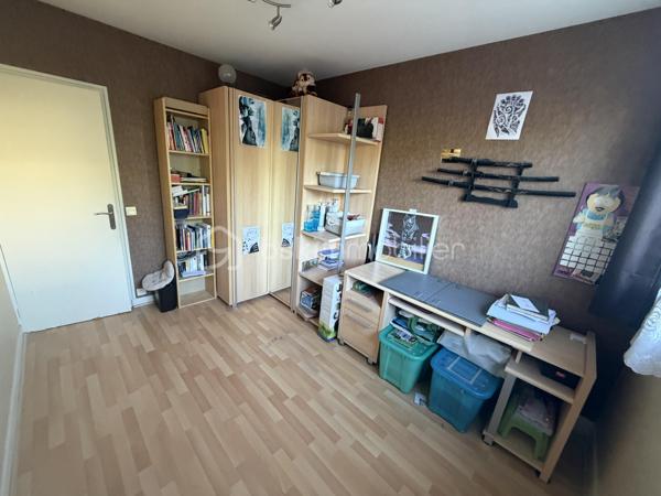 Venez découvrir cet agréable appartement F4, situé au sein d’une résidence sécurisée et au calme, offrant une belle luminosité grâce à ses nombreuses fenêtres et ouvertures.

L’appartement dispose actuellement de 3 chambres et offre une configuration particulièrement intéressante : il est possible de le transformer très facilement en F3 avec peu de travaux, afin de supprimer une chambre et ainsi agrandir considérablement la pièce de vie. Une belle opportunité pour créer un espace salon/salle à manger plus vaste et convivial, selon vos envies.

La cuisine, récente et moderne, a été pensée pour être à la fois esthétique, fonctionnelle et pratique au quotidien.

L’appartement bénéficie également de précieux espaces annexes avec une cave ainsi qu’un garage privatif, apportant un véritable confort supplémentaire pour le rangement et le stationnement.

La résidence fait actuellement l’objet d’une procédure en cours concernant des travaux d’isolation, un projet qui pourra contribuer à l’amélioration du confort thermique de l'ensemble immobilier.

Les + du bien :
Appartement F4 – 3 chambres
Possibilité de transformation facile en F3 avec grande pièce de vie
Appartement lumineux grâce aux multiples fenêtres
Cuisine récente, moderne et fonctionnelle
Garage privatif
Cave
Résidence sécurisée
Environnement calme
Projet de travaux d’isolation en cours au sein de la résidence
Beau potentiel d’aménagement

✨ Un appartement fonctionnel, lumineux et modulable, idéal pour une famille comme pour des acquéreurs recherchant une grande pièce de vie.