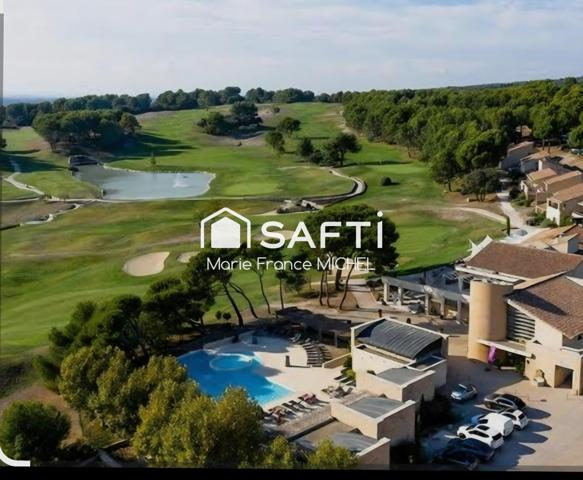 Découvrez ce superbe appartement meublé niché au cœur d’une résidence de standing sur golf. Calme absolu, sécurité avec digicode, piscine, tennis et salle de sport. Un cadre de vie élégant et verdoyant, idéal pour allier confort, loisirs et sérénité. Coup de cœur assuré !