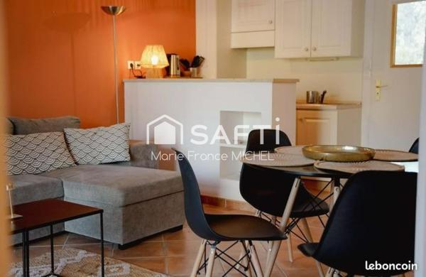 Découvrez ce superbe appartement meublé niché au cœur d’une résidence de standing sur golf. Calme absolu, sécurité avec digicode, piscine, tennis et salle de sport. Un cadre de vie élégant et verdoyant, idéal pour allier confort, loisirs et sérénité. Coup de cœur assuré !