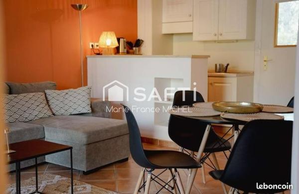 ? RARE SUR LE GOLF DE SAUMANE ! Appartement climatisé de 44 m² avec 2 chambres et superbe terrasse ? Un cadre exceptionnel pour vivre ou investir…