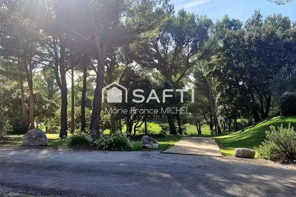? RARE SUR LE GOLF DE SAUMANE ! Appartement climatisé de 44 m² avec 2 chambres et superbe terrasse ? Un cadre exceptionnel pour vivre ou investir…