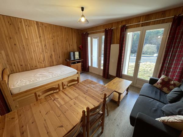 Studio rénové en rez de jardin