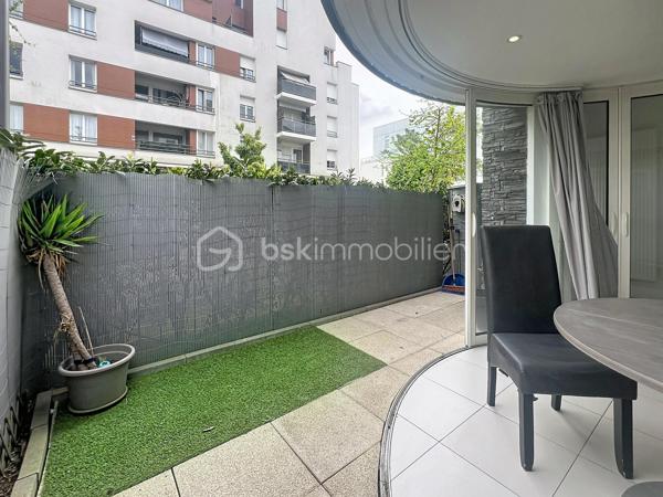 **BSK Immobilier** vous présente ce superbe appartement 3 pièces situé dans une résidence récente et sécurisée de 2018, au cœur du centre-ville de Bonneuil.
D’une superficie de 62 m², cet appartement séduit dès l’entrée par un hall fonctionnel, idéal pour déposer manteaux et chaussures. Vous découvrirez ensuite une spacieuse pièce de vie de 28 m², composée d’un salon-séjour lumineux et d’une cuisine ouverte, alliant parfaitement design et fonctionnalité.
Le séjour s’ouvre sur une agréable terrasse, sublimée par un bow-window (baie vitrée en saillie) offrant une luminosité exceptionnelle, une sensation d’espace supplémentaire ce qui apporte une extension de la pièce avec une lumière naturelle et de l’élégance à la façade.
L’espace nuit se compose de deux belles chambres, ainsi que d’une salle d’eau entièrement rénovée, moderne et équipée de rangements intégrés, alliant confort et praticité.
Prestations de standing : double vitrage, volets électriques, chauffage par géothermie, caméras de surveillance et double sas d’entrée, garantissant confort et sérénité au quotidien. 
Prestations complémentaires : Place de parking privative en sous-sol avec accès sécurisé par télécommande et stationnements visiteurs à disposition.
Situation idéale : À proximité immédiate des commerces (tabac, pharmacie, boulangerie, boucherie, Carrefour City),
Écoles maternelle et primaire à 5 minutes, collèges à 10 minutes.
Profitez également de nombreux équipements : parcs, piscine, ludothèque, médiathèque, galerie d’art, conservatoire.
Transports : Métro ligne 8 et téléphérique à 10 minutes à pied. Bus 393 / 117 / 104 / 281 à 5 minutes à pied
Coup de cœur assuré pour ce bien alliant modernité, confort et emplacement privilégié. 
Bien rare sur le secteur, idéal résidence principale ou primo-accédants (vidéo sur demande). 
📞 Contactez-moi sans tarder pour organiser une visite et laissez-vous séduire par le charme de ce magnifique appartement.
