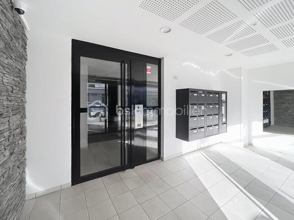 **BSK Immobilier** vous présente ce superbe appartement 3 pièces situé dans une résidence récente et sécurisée de 2018, au cœur du centre-ville de Bonneuil.
D’une superficie de 62 m², cet appartement séduit dès l’entrée par un hall fonctionnel, idéal pour déposer manteaux et chaussures. Vous découvrirez ensuite une spacieuse pièce de vie de 28 m², composée d’un salon-séjour lumineux et d’une cuisine ouverte, alliant parfaitement design et fonctionnalité.
Le séjour s’ouvre sur une agréable terrasse, sublimée par un bow-window (baie vitrée en saillie) offrant une luminosité exceptionnelle, une sensation d’espace supplémentaire ce qui apporte une extension de la pièce avec une lumière naturelle et de l’élégance à la façade.
L’espace nuit se compose de deux belles chambres, ainsi que d’une salle d’eau entièrement rénovée, moderne et équipée de rangements intégrés, alliant confort et praticité.
Prestations de standing : double vitrage, volets électriques, chauffage par géothermie, caméras de surveillance et double sas d’entrée, garantissant confort et sérénité au quotidien. 
Prestations complémentaires : Place de parking privative en sous-sol avec accès sécurisé par télécommande et stationnements visiteurs à disposition.
Situation idéale : À proximité immédiate des commerces (tabac, pharmacie, boulangerie, boucherie, Carrefour City),
Écoles maternelle et primaire à 5 minutes, collèges à 10 minutes.
Profitez également de nombreux équipements : parcs, piscine, ludothèque, médiathèque, galerie d’art, conservatoire.
Transports : Métro ligne 8 et téléphérique à 10 minutes à pied. Bus 393 / 117 / 104 / 281 à 5 minutes à pied
Coup de cœur assuré pour ce bien alliant modernité, confort et emplacement privilégié. 
Bien rare sur le secteur, idéal résidence principale ou primo-accédants (vidéo sur demande). 
📞 Contactez-moi sans tarder pour organiser une visite et laissez-vous séduire par le charme de ce magnifique appartement.