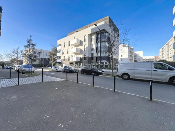 **BSK Immobilier** vous présente ce superbe appartement 3 pièces situé dans une résidence récente et sécurisée de 2018, au cœur du centre-ville de Bonneuil.
D’une superficie de 62 m², cet appartement séduit dès l’entrée par un hall fonctionnel, idéal pour déposer manteaux et chaussures. Vous découvrirez ensuite une spacieuse pièce de vie de 28 m², composée d’un salon-séjour lumineux et d’une cuisine ouverte, alliant parfaitement design et fonctionnalité.
Le séjour s’ouvre sur une agréable terrasse, sublimée par un bow-window (baie vitrée en saillie) offrant une luminosité exceptionnelle, une sensation d’espace supplémentaire ce qui apporte une extension de la pièce avec une lumière naturelle et de l’élégance à la façade.
L’espace nuit se compose de deux belles chambres, ainsi que d’une salle d’eau entièrement rénovée, moderne et équipée de rangements intégrés, alliant confort et praticité.
Prestations de standing : double vitrage, volets électriques, chauffage par géothermie, caméras de surveillance et double sas d’entrée, garantissant confort et sérénité au quotidien. 
Prestations complémentaires : Place de parking privative en sous-sol avec accès sécurisé par télécommande et stationnements visiteurs à disposition.
Situation idéale : À proximité immédiate des commerces (tabac, pharmacie, boulangerie, boucherie, Carrefour City),
Écoles maternelle et primaire à 5 minutes, collèges à 10 minutes.
Profitez également de nombreux équipements : parcs, piscine, ludothèque, médiathèque, galerie d’art, conservatoire.
Transports : Métro ligne 8 et téléphérique à 10 minutes à pied. Bus 393 / 117 / 104 / 281 à 5 minutes à pied
Coup de cœur assuré pour ce bien alliant modernité, confort et emplacement privilégié. 
Bien rare sur le secteur, idéal résidence principale ou primo-accédants (vidéo sur demande). 
📞 Contactez-moi sans tarder pour organiser une visite et laissez-vous séduire par le charme de ce magnifique appartement.