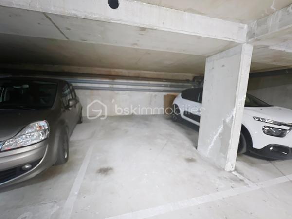 **BSK Immobilier** vous présente ce superbe appartement 3 pièces situé dans une résidence récente et sécurisée de 2018, au cœur du centre-ville de Bonneuil.
D’une superficie de 62 m², cet appartement séduit dès l’entrée par un hall fonctionnel, idéal pour déposer manteaux et chaussures. Vous découvrirez ensuite une spacieuse pièce de vie de 28 m², composée d’un salon-séjour lumineux et d’une cuisine ouverte, alliant parfaitement design et fonctionnalité.
Le séjour s’ouvre sur une agréable terrasse, sublimée par un bow-window (baie vitrée en saillie) offrant une luminosité exceptionnelle, une sensation d’espace supplémentaire ce qui apporte une extension de la pièce avec une lumière naturelle et de l’élégance à la façade.
L’espace nuit se compose de deux belles chambres, ainsi que d’une salle d’eau entièrement rénovée, moderne et équipée de rangements intégrés, alliant confort et praticité.
Prestations de standing : double vitrage, volets électriques, chauffage par géothermie, caméras de surveillance et double sas d’entrée, garantissant confort et sérénité au quotidien. 
Prestations complémentaires : Place de parking privative en sous-sol avec accès sécurisé par télécommande et stationnements visiteurs à disposition.
Situation idéale : À proximité immédiate des commerces (tabac, pharmacie, boulangerie, boucherie, Carrefour City),
Écoles maternelle et primaire à 5 minutes, collèges à 10 minutes.
Profitez également de nombreux équipements : parcs, piscine, ludothèque, médiathèque, galerie d’art, conservatoire.
Transports : Métro ligne 8 et téléphérique à 10 minutes à pied. Bus 393 / 117 / 104 / 281 à 5 minutes à pied
Coup de cœur assuré pour ce bien alliant modernité, confort et emplacement privilégié. 
Bien rare sur le secteur, idéal résidence principale ou primo-accédants (vidéo sur demande). 
📞 Contactez-moi sans tarder pour organiser une visite et laissez-vous séduire par le charme de ce magnifique appartement.
