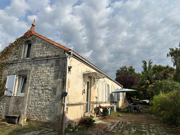 ROCHEFORT - MAISON DE CHARME AVEC MEZZANINE, GRAND TERRAIN ET DÉPENDANCES