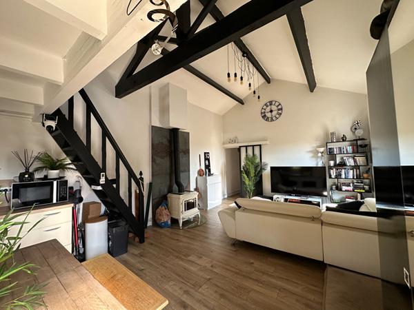 ROCHEFORT - MAISON DE CHARME AVEC MEZZANINE, GRAND TERRAIN ET DÉPENDANCES