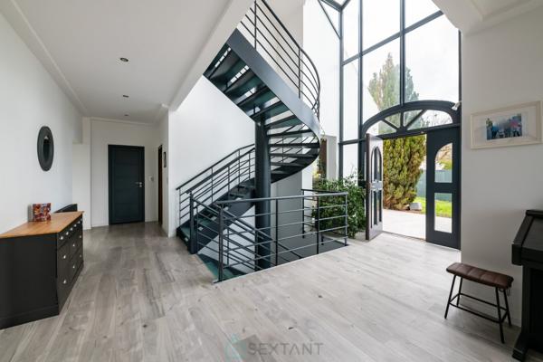 Villa d'architecte au Nord de FONTAINEBLEAU ; A 35 mn de Paris gare de Lyon. A 15 minutes de trois magnifiques golfs ! (golf Fontainebleau, Cély et Coudray-Montceaux)