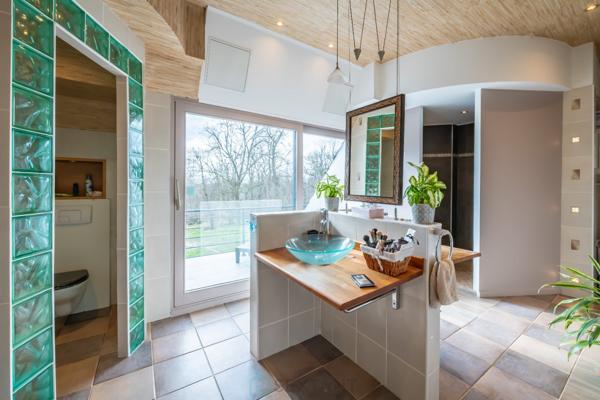 Villa d'architecte au Nord de FONTAINEBLEAU ; A 35 mn de Paris gare de Lyon. A 15 minutes de trois magnifiques golfs ! (golf Fontainebleau, Cély et Coudray-Montceaux)