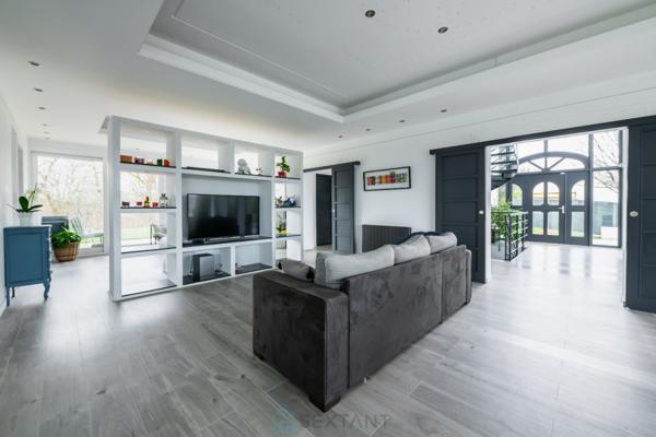 Villa d'architecte au Nord de FONTAINEBLEAU ; A 35 mn de Paris gare de Lyon. A 15 minutes de trois magnifiques golfs ! (golf Fontainebleau, Cély et Coudray-Montceaux)