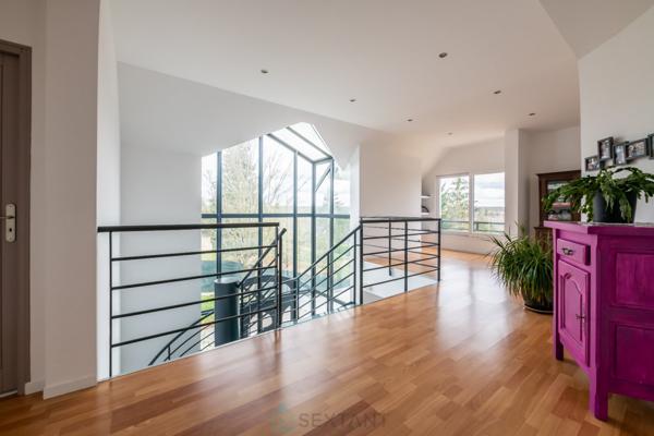 Villa d'architecte au Nord de FONTAINEBLEAU ; A 35 mn de Paris gare de Lyon. A 15 minutes de trois magnifiques golfs ! (golf Fontainebleau, Cély et Coudray-Montceaux)