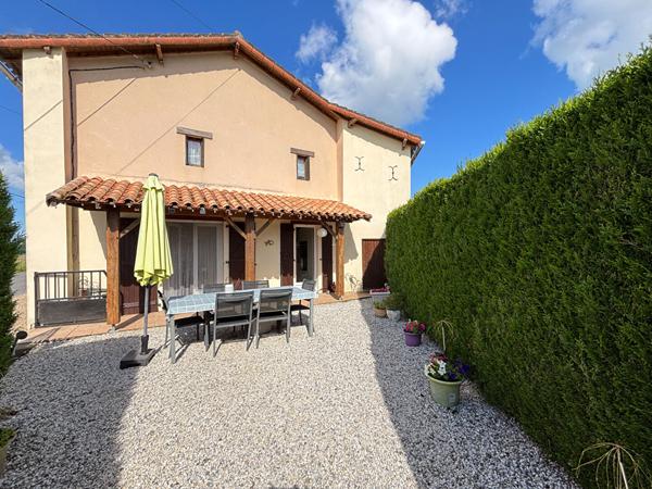 Maison Individuelle de Trois Chambres Proche de Champagne-Mouton Champagne mouton