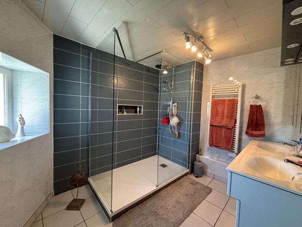 Maison Individuelle de Trois Chambres Proche de Champagne-Mouton Champagne mouton