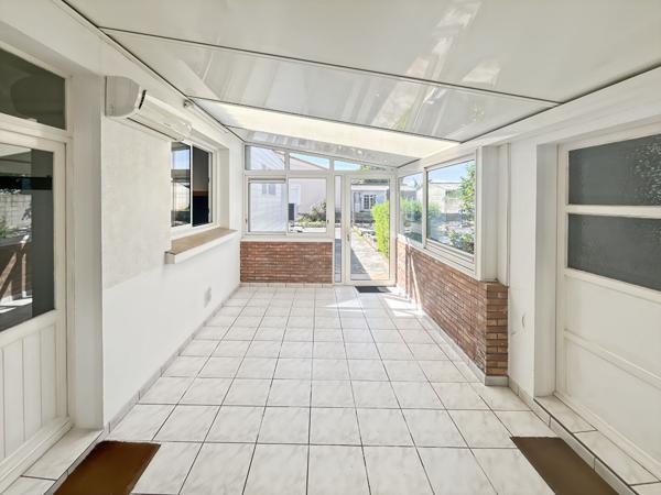 Maison rénovée avec 3 chambres, véranda et garage à proximité immédiate de la zone Hyper U de Challans