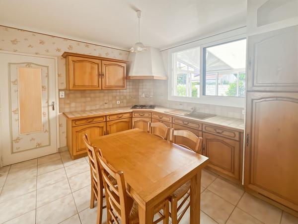 Maison rénovée avec 3 chambres, véranda et garage à proximité immédiate de la zone Hyper U de Challans