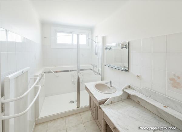 Maison rénovée avec 3 chambres, véranda et garage à proximité immédiate de la zone Hyper U de Challans