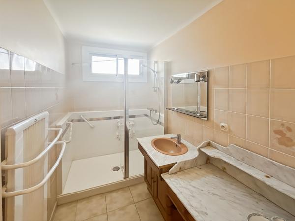 Maison rénovée avec 3 chambres, véranda et garage à proximité immédiate de la zone Hyper U de Challans
