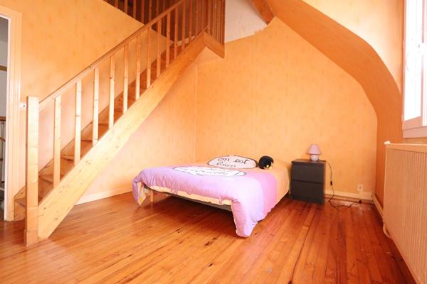 Vaste propriété au calme d'une impasse sur une parcelle de terrain de 570 m²