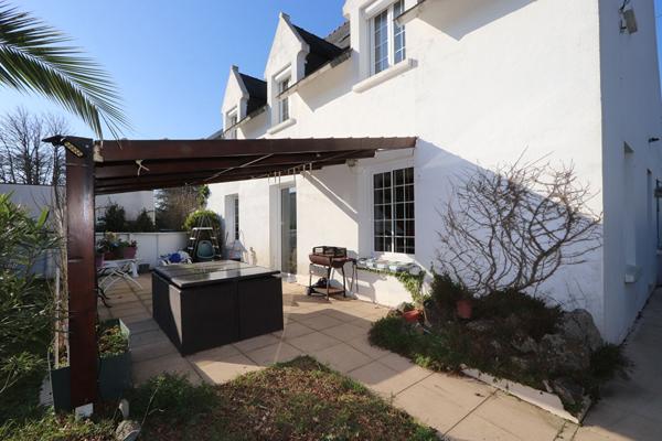 Vaste propriété au calme d'une impasse sur une parcelle de terrain de 570 m²