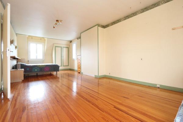 Vaste propriété au calme d'une impasse sur une parcelle de terrain de 570 m²