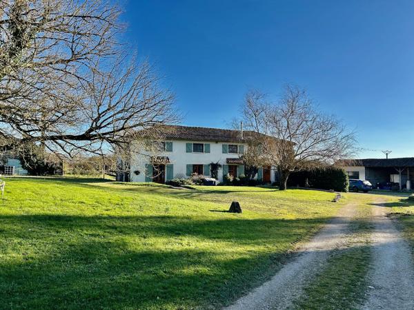 Country Estate: 3 Homes, Lake, Woods, 14ha & 2 Pools