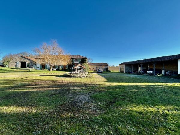 Country Estate: 3 Homes, Lake, Woods, 14ha & 2 Pools