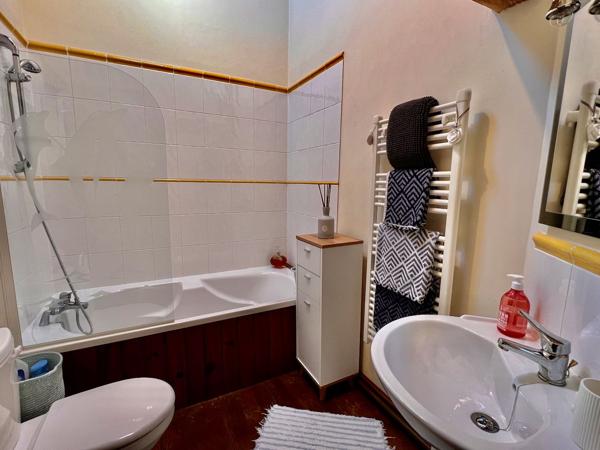 Country Estate: 3 Homes, Lake, Woods, 14ha & 2 Pools