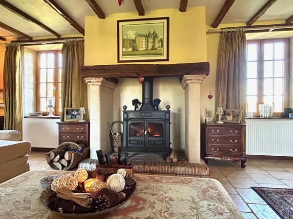 Country Estate: 3 Homes, Lake, Woods, 14ha & 2 Pools