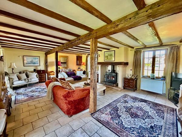 Country Estate: 3 Homes, Lake, Woods, 14ha & 2 Pools