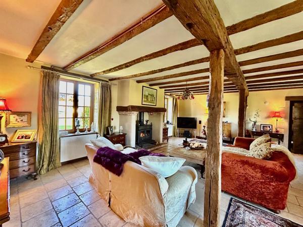 Country Estate: 3 Homes, Lake, Woods, 14ha & 2 Pools