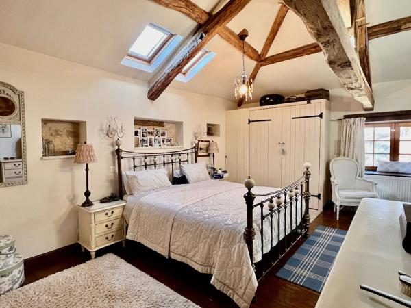 Country Estate: 3 Homes, Lake, Woods, 14ha & 2 Pools