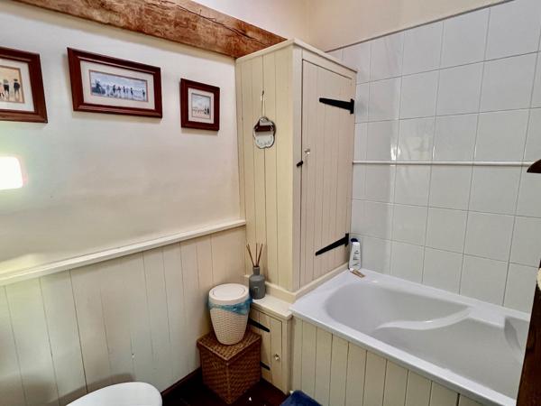 Country Estate: 3 Homes, Lake, Woods, 14ha & 2 Pools