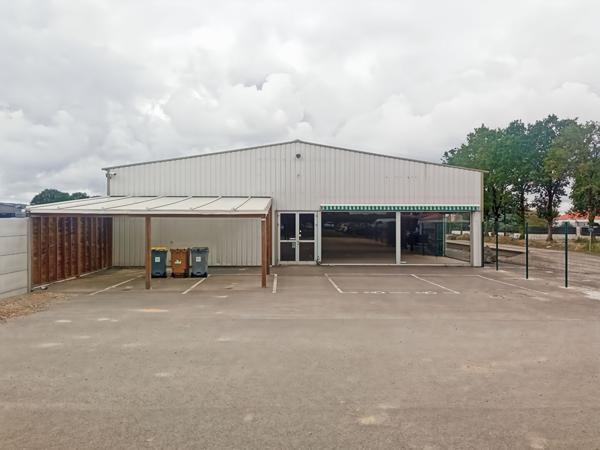 A SAINT-CHRISTOPHE-DU-LIGNERON, Local commercial de 180 m²