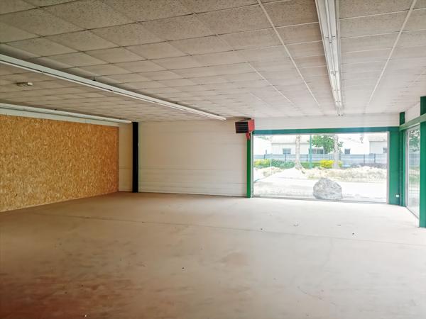 A SAINT-CHRISTOPHE-DU-LIGNERON, Local commercial de 180 m²