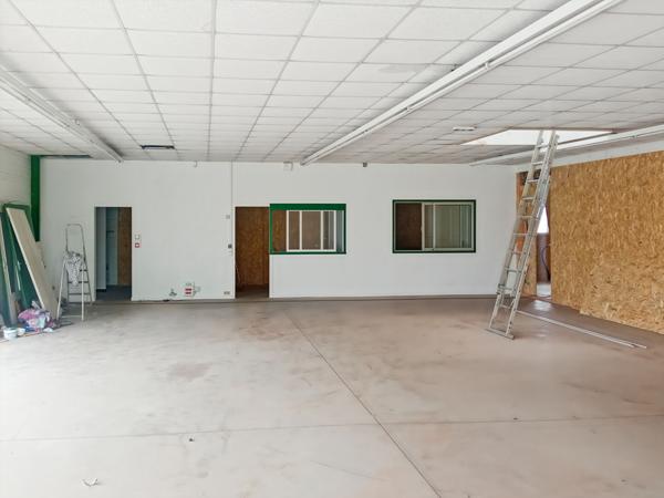 A SAINT-CHRISTOPHE-DU-LIGNERON, Local commercial de 180 m²