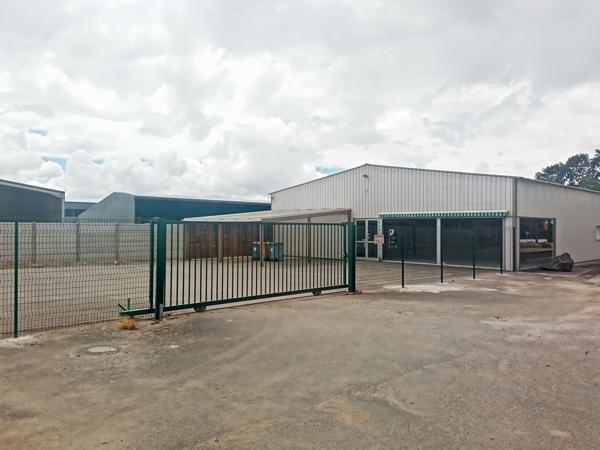 A SAINT-CHRISTOPHE-DU-LIGNERON, Local commercial de 180 m²