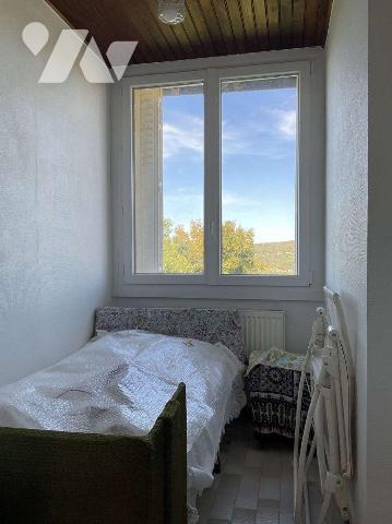 A VENDRE : Charmante maison de village en pierre avec une belle vue sur la vallée, sur un terra...