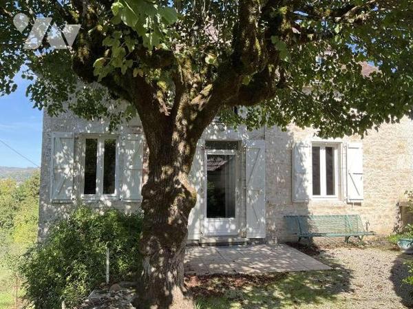 A VENDRE : Charmante maison de village en pierre avec une belle vue sur la vallée, sur un terra...