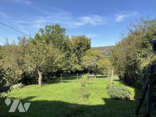 A VENDRE : Charmante maison de village en pierre avec une belle vue sur la vallée, sur un terra...