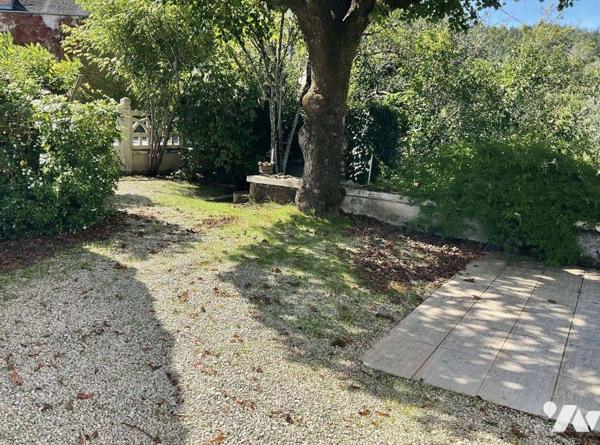 A VENDRE : Charmante maison de village en pierre avec une belle vue sur la vallée, sur un terra...