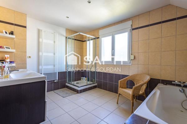 Maison individuelle 160m², 5 ch, 900m², piscine, Pirey