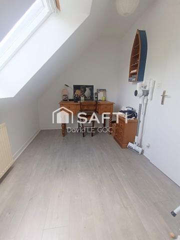 Fouesnant, en impasse, le centre ville à pied, maison d'architecte, 143 m², 4 chambres, deux bureaux, sous-sol enterré, double garage